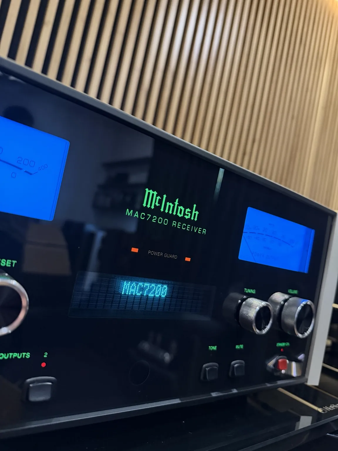 McIntosh MAC7200 – logo, tuner i niebieskie wskaźniki